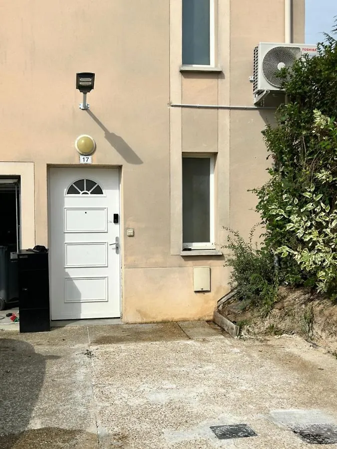 Apartment Charmant Studio La Ville Du Bois France